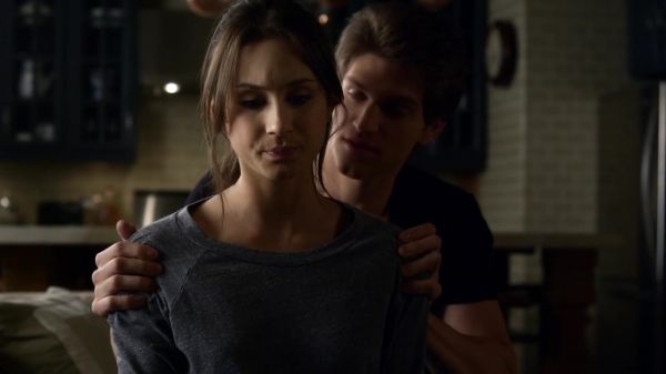 Pretty_Little_Liars_S03E02_BluRay_Rip_720p_Dual_Audio_WWW_TORRENTDOSFILMES_COM_0918.jpg