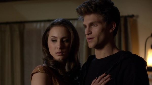 Pretty_Little_Liars_S03E24_BluRay_Rip_720p_Dual_Audio_WWW_TORRENTDOSFILMES_COM_1868.jpg