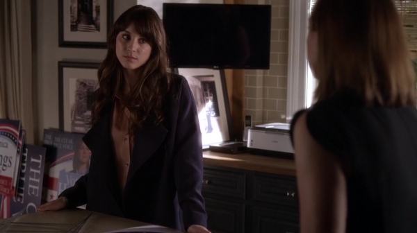 Pretty_Little_Liars_S06E11_Of_Late_I_Think_of_Rosewood_720p_WEB-DL_DD5_1_H_264-NTb_0748.jpg