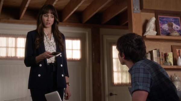 Pretty_Little_Liars_S06E15_Do_Not_Disturb_720p_WEB-DL_DD5_1_H_264-NTb_1405.jpg